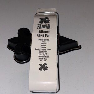 MasterPieces Fleur de Lis Black Shaped Cake Pan Bakeware